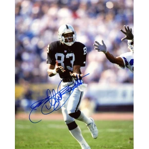 Willie Gault Signed Raiders Black Jersey Catching Ball 8x10 Photo