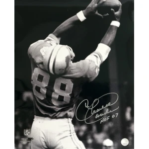 Charlie Sanders Signed Detroit Lions B&W Catching Football 16x20 Photo w/HOF'07