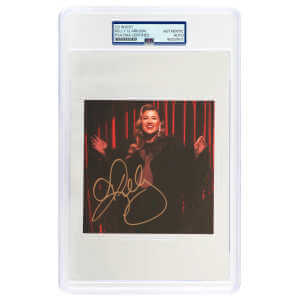 Kelly Clarkson Signed ‘When Christmas Comes Around’ 5×5 CD Insert – (PSA/DNA Encapsulated)