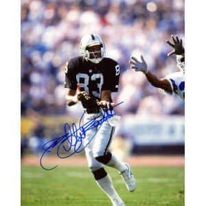 Willie Gault Signed Raiders Black Jersey Catching Ball 8×10 Photo