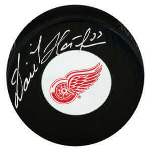 Dominik Hasek Signed Detroit Red Wings Medium Logo Hockey Puck
