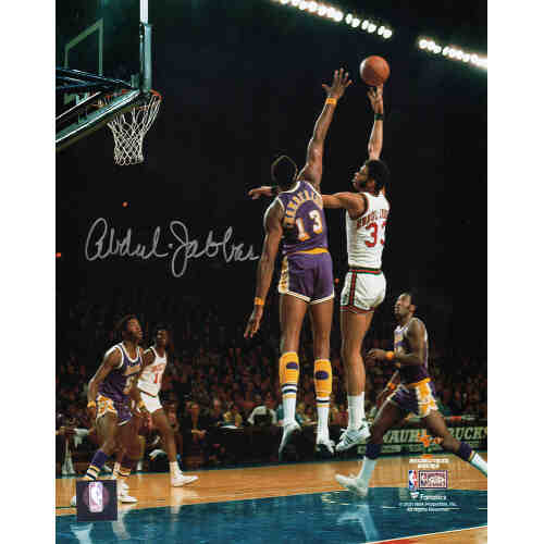 Kareem Abdul-Jabbar Signed Milwaukee Bucks Sky Hook vs Wilt Chamberlain 8x10 Photo