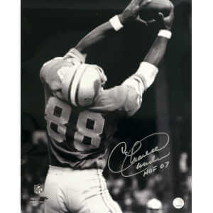 Charlie Sanders Signed Detroit Lions B&W Catching Football 16x20 Photo w/HOF'07